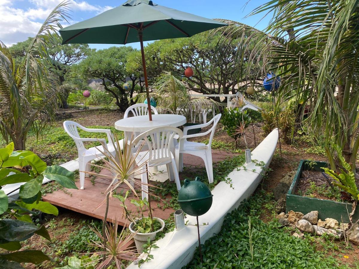 Ken'S Beachfront Cafe & Lodge, Bl2, Oceanfront And Free Canoe Rental Onna Exterior photo