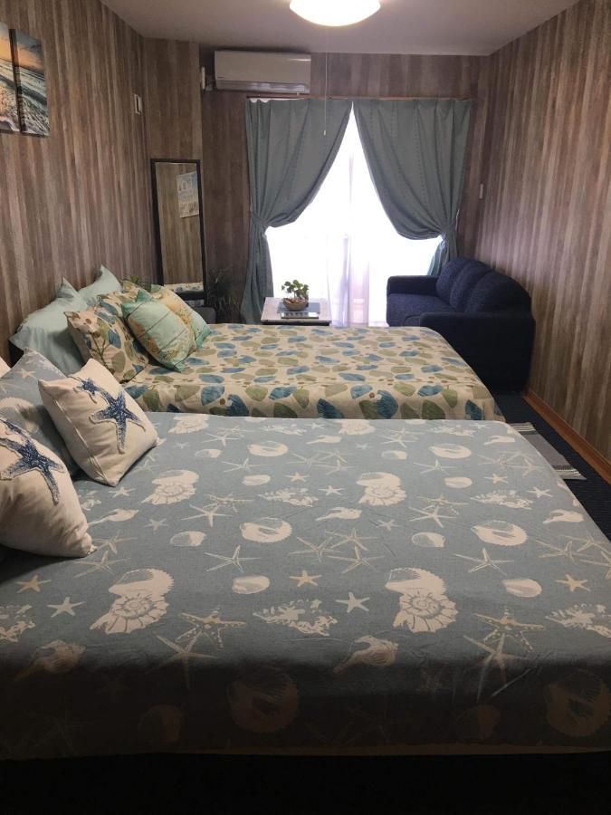 Ken'S Beachfront Cafe & Lodge, Bl2, Oceanfront And Free Canoe Rental Onna Exterior photo