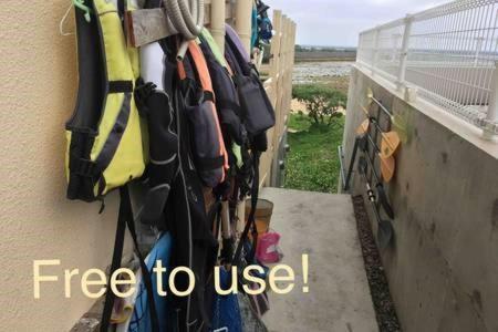 Ken'S Beachfront Cafe & Lodge, Bl2, Oceanfront And Free Canoe Rental Onna Exterior photo